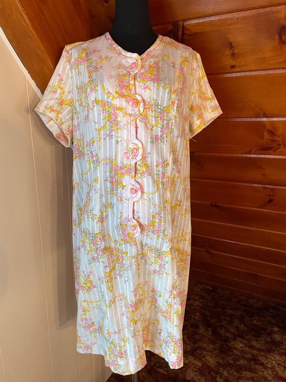 Vintage 60s Lightweight Nightgown w/ Floral & Gold Birdhouse Embellishment sz M